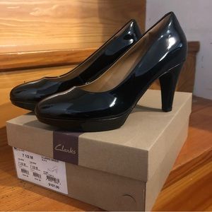 Black patent pumps (NIB)
